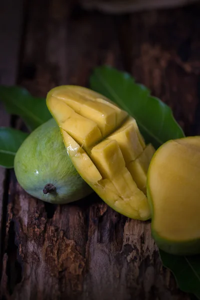 Cubes de mangue et de fruits sur la table en bois — Photo