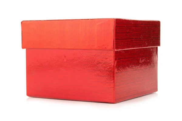 Κόκκινο κουτί δώρου απομονωμένο σε λευκό φόντο — Φωτογραφία Αρχείου