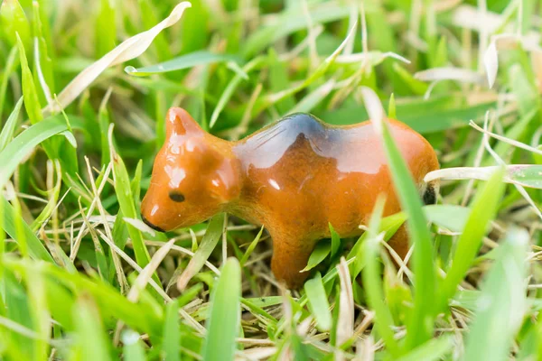 Vaca de juguete en la hierba. al aire libre — Foto de Stock