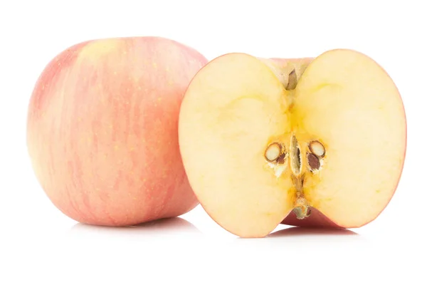 Apfelhälfte auf weißem Hintergrund — Stockfoto