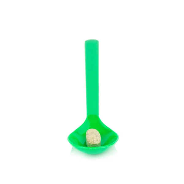 Yeşil kaşık plastik üzerinde beyaz izole takıma giren sarımsak ile — Stok fotoğraf