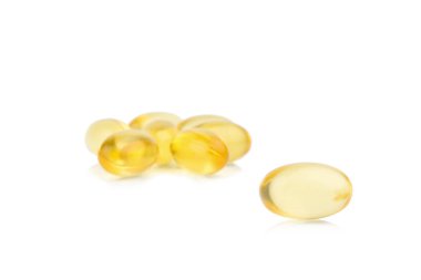 Kapsül balık yağı ile seçici odak izole üzerinde beyaz backgrou