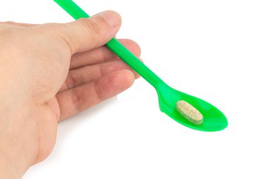 Yeşil kaşık plastik üzerinde beyaz izole takıma giren sarımsak ile