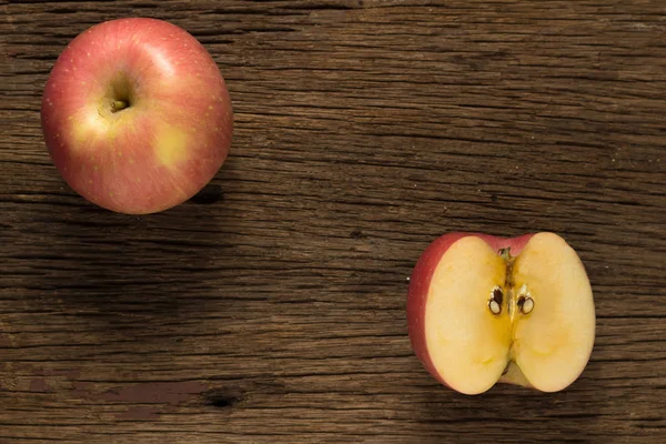 Apfel auf altem Holz. Morgen — Stockfoto