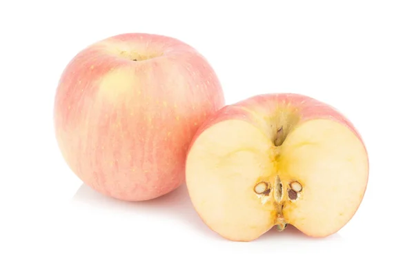 Elma yarım açık beyaz arka plan — Stok fotoğraf