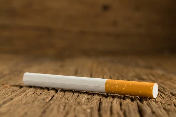 Cigarro de tabaco em uma madeira — Fotografia de Stock