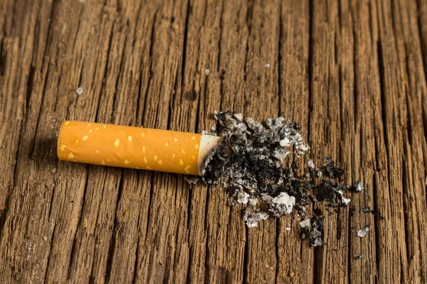 Cigarro de tabaco. O canhoto. em madeira — Fotografia de Stock