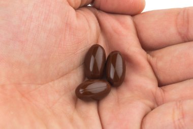 elini tut ek vitamin E. yeme. izole üzerinde beyaz ba