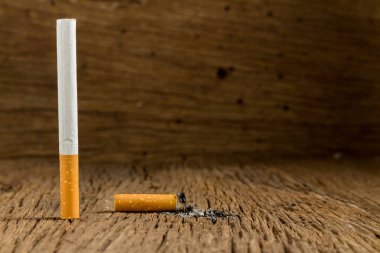 Tütün sigara. saplama. ahşap üzerinde
