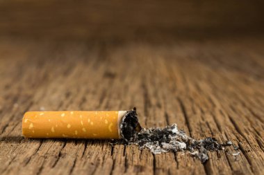 Tütün sigara. saplama. ahşap üzerinde