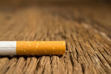 Bir tahta üzerinde tütün Sigara