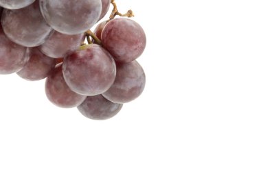 Beyaz arkaplanda izole edilmiş üzümler