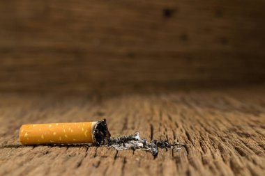 Tütün sigara. saplama. ahşap üzerinde