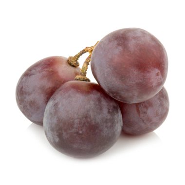 Beyaz arkaplanda izole edilmiş üzümler