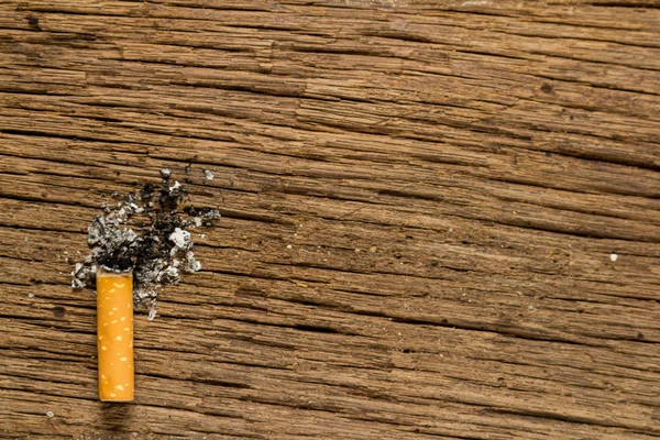 Un cigarrillo de tabaco. Stub. sobre madera —  Fotos de Stock