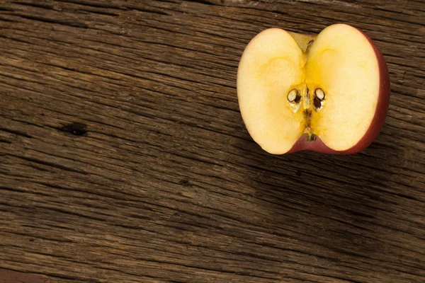 Apfel auf altem Holz. Morgen — Stockfoto