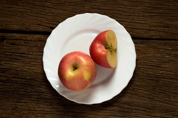 Äpfel auf Holzgrund — Stockfoto