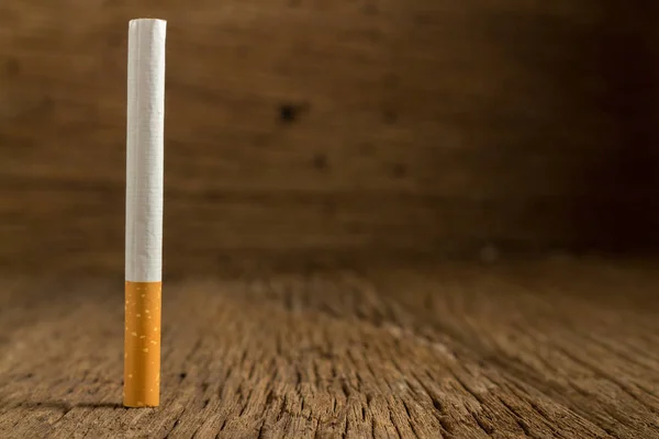 Тютюнова сигарета на дерев'яній — стокове фото