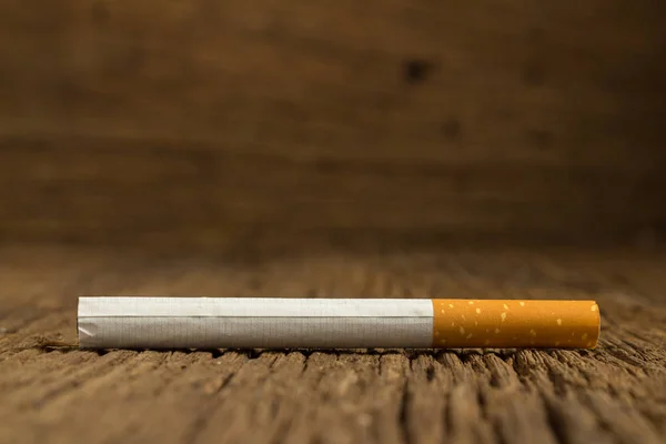 Тютюнова сигарета на дерев'яній — стокове фото
