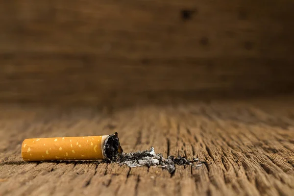 Cigarro de tabaco. O canhoto. em madeira — Fotografia de Stock