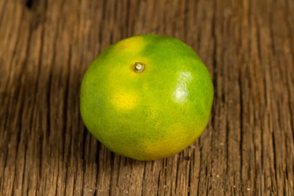 Mandarina. naranja dulce. en madera. textura madera — Foto de Stock