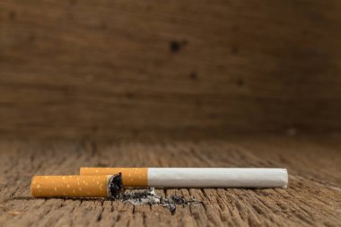 Tütün sigara. saplama. ahşap üzerinde