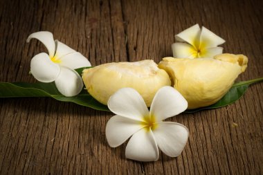 Durian olgun soyulmuş. Meyve ahşap masa f Tayland Kralı