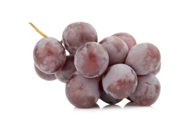 Beyaz arkaplanda izole edilmiş üzümler