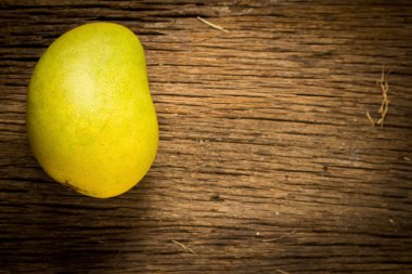 Mango rengi uçuk yeşil. yeşil ve sarı. adı yaikrom. Asya. t