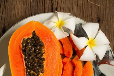 Papaya taze meyve. çanak üzerinde. eski ahşap. sabah. gün batımı beau