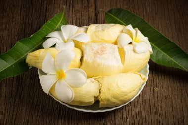 Durian olgun soyulmuş. Meyve ahşap masa f Tayland Kralı