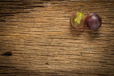 kırmızı üzüm. dilim. yarısı. ahşap masa 