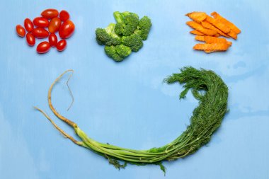 dereotu. bebek domates. havuç. brokoli. ahşap mavi gökyüzü backgrou