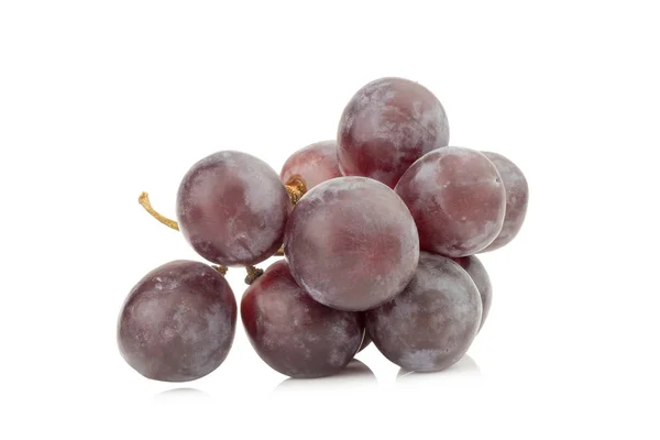 Uvas isoladas sobre fundo branco — Fotografia de Stock