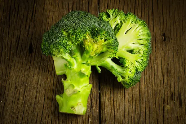 Brokoli yarım açık ahşap. eski ahşap — Stok fotoğraf