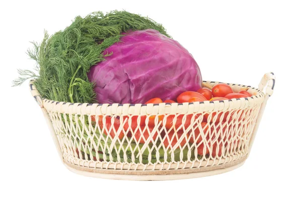 Rotkohl. Babytomaten. Dill mit Wurzeln. im Korb. Einkaufen. — Stockfoto