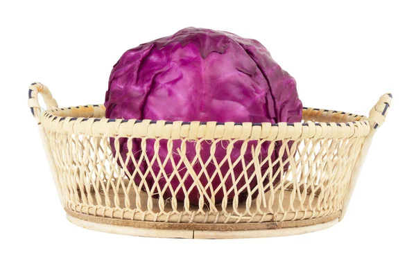 Fioletowy kapustą w koszyku na białym tle — Zdjęcie stockowe