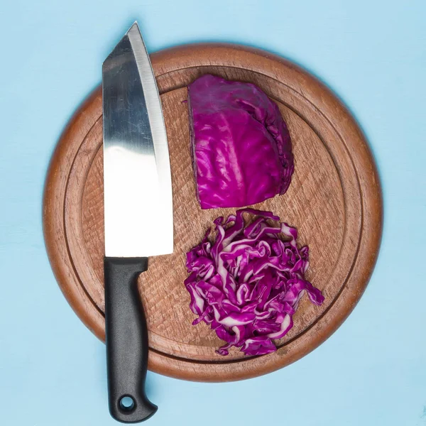 Red cabbage cut slice with kitchen knife on chopping board wood. — Stock Photo, Image