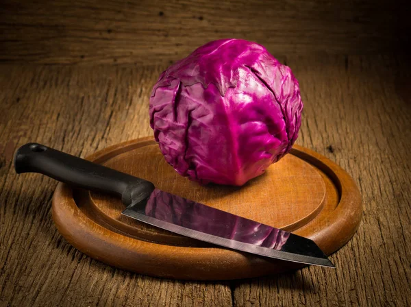 Col roja con cuchillo de cocina sobre tabla de cortar madera. en kitche —  Fotos de Stock