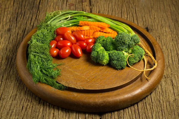 Eneldo. Tomates bebé. zanahoria. brócoli. en el viejo corte de borad woo — Foto de Stock