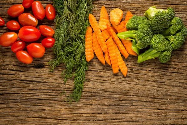 Dill. Babytomaten. Zuckerbrot. Brokkoli. auf Holz strukturiert. Küche — Stockfoto