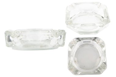 Beyaz Arkaplanda Cam Kül Tablası.