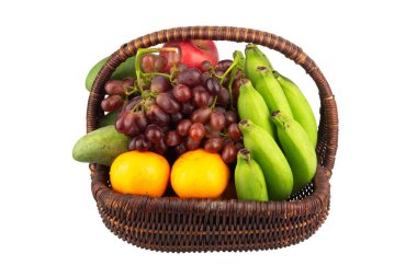 beyaz zemin üzerinde meyve sepeti.