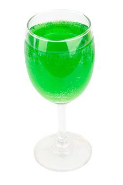 Şarap, şampanya ve beyaz arka planda su bardaklarında yeşil içeceğin en iyi görüntüsü..