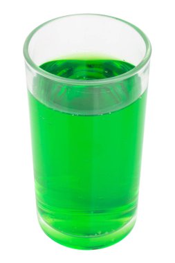 Beyaz Arkaplanda Bir bardak Yeşil İçecek.