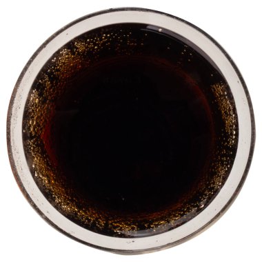 Siyah Soda 'nın Beyaz Arkaplanda Şarap Kadehinde En İyi Görünümü.