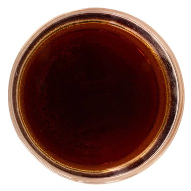 Siyah Soda 'nın Beyaz Arkaplanda Şarap Kadehinde En İyi Görünümü.