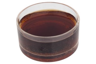 Şarap kadehindeki kola Minimalist Stüdyo Çekimi beyaz arka planda.