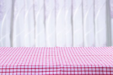Boş tablo kırmızı kareli masa örtüsü ile parlak arka plan ile. Gıda hem de ürün montaj gösterir.