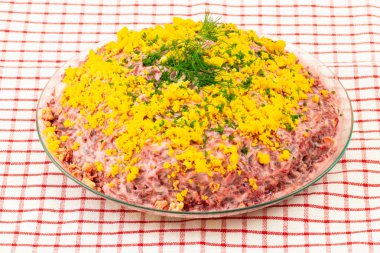 Geleneksel Rus katmanlı salatası ringa altında bir kürk manto adı. Kırmızı kareli masa örtüsü sunulan geleneksel Rus yemekleri. Kavram Rus gıda.